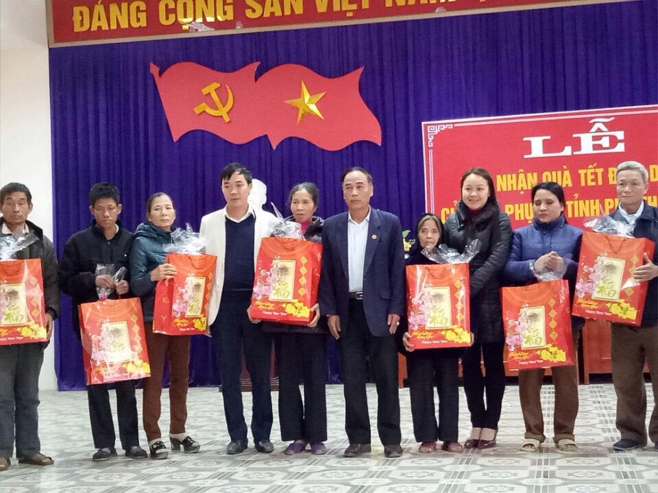 Tặng quà Tết cho nạn nhân chất độc da cam tại huyện Thanh Sơn